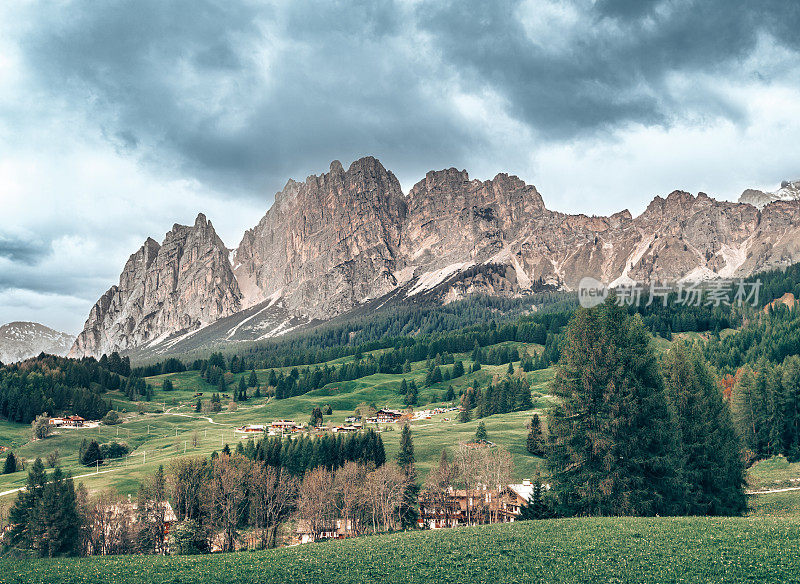 意大利南蒂罗尔Cortina d’ampezzo附近的白云石春季景观。